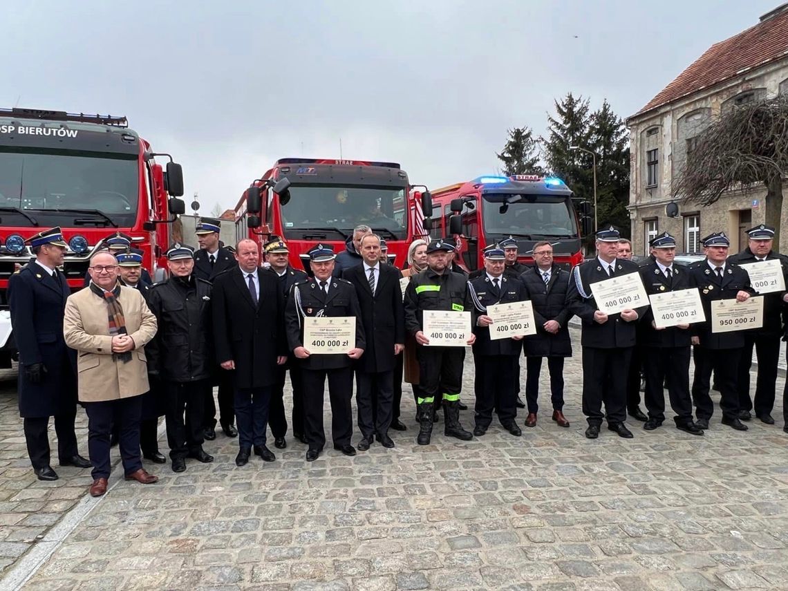 W Bierutowie wręczono promesy na nowe wozy dla OSP