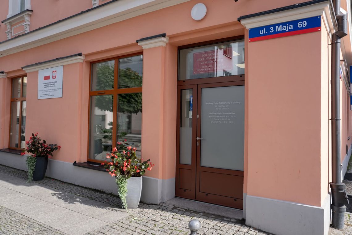 W biurze paszportowym stanie kolejkomat