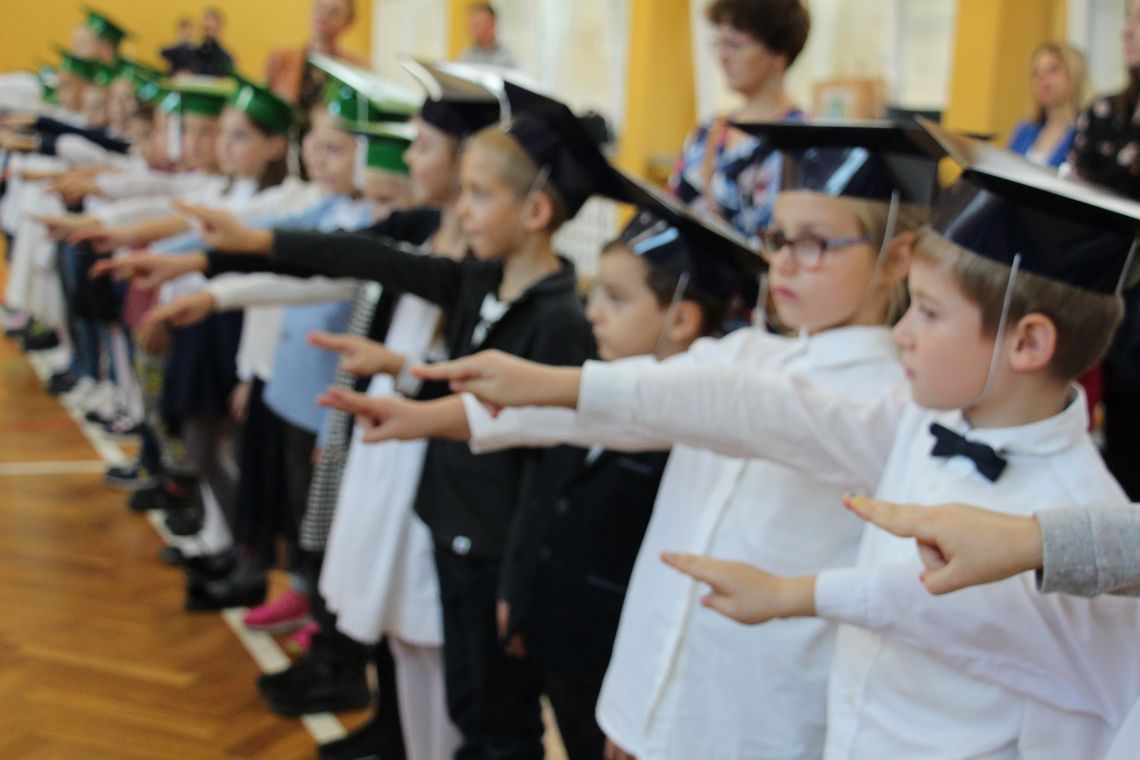W oleśnickiej szkole ślubowali na sztandar  