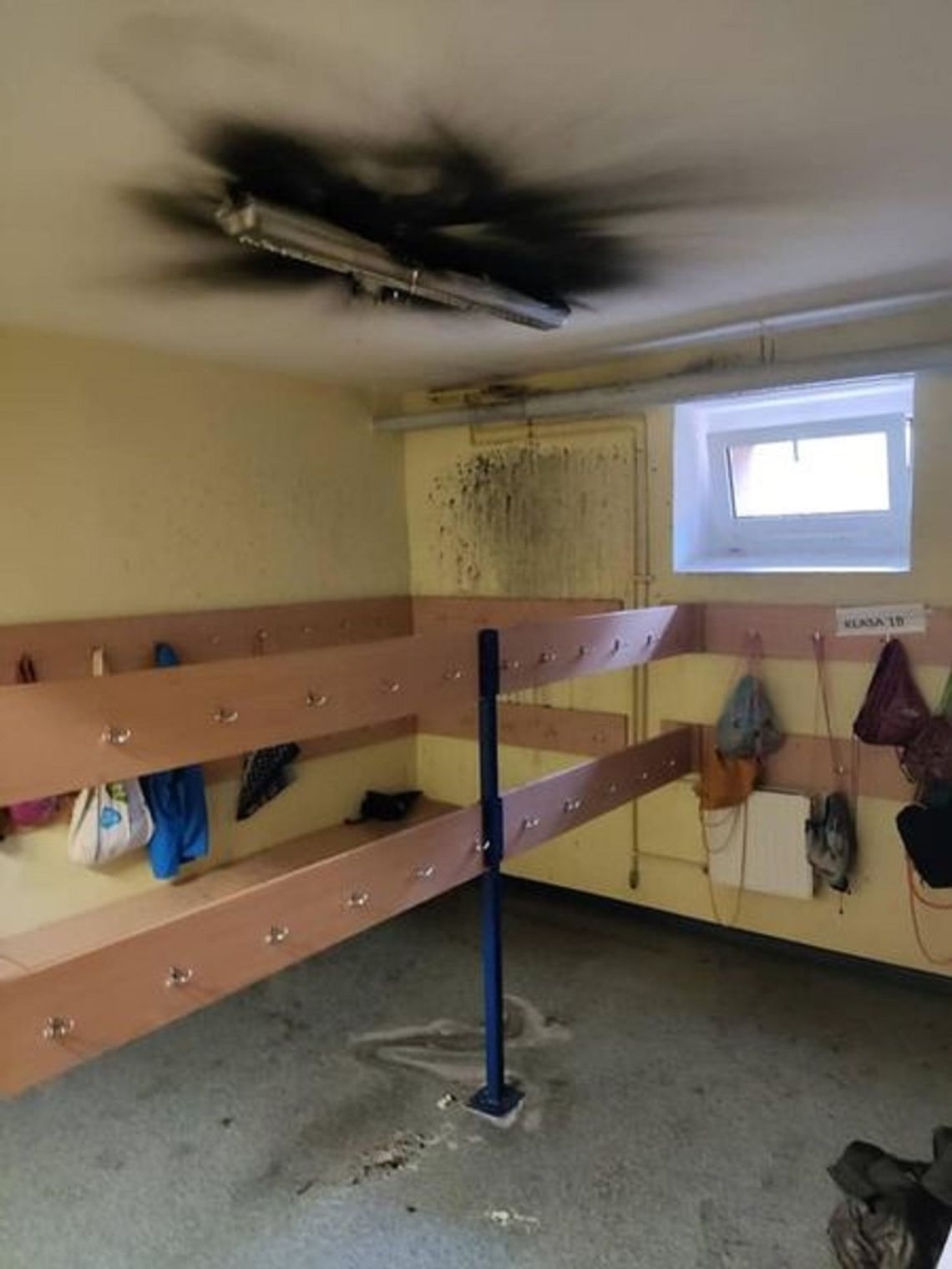 W szkole zapaliła się świetlówka... Uczniów i nauczycieli ewakuowano W szkole zapaliła się świetlówka... Uczniów i nauczycieli ewakuowano