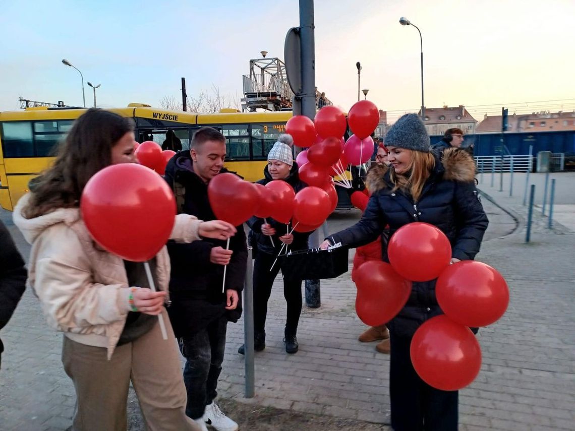 Walentynki zagościły na dworcu PKP w Oleśnicy (AKTUALIZACJA)
