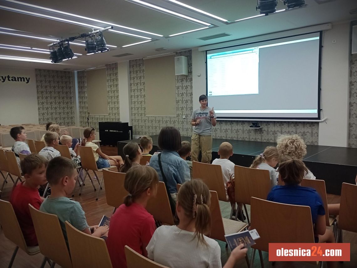 Walizka z Sudanu Południowego w Oleśnicy. Dzieci zobaczyły świat, którego nie znają Walizka z Sudanu Południowego w Oleśnicy. Dzieci zobaczyły świat, którego nie znają