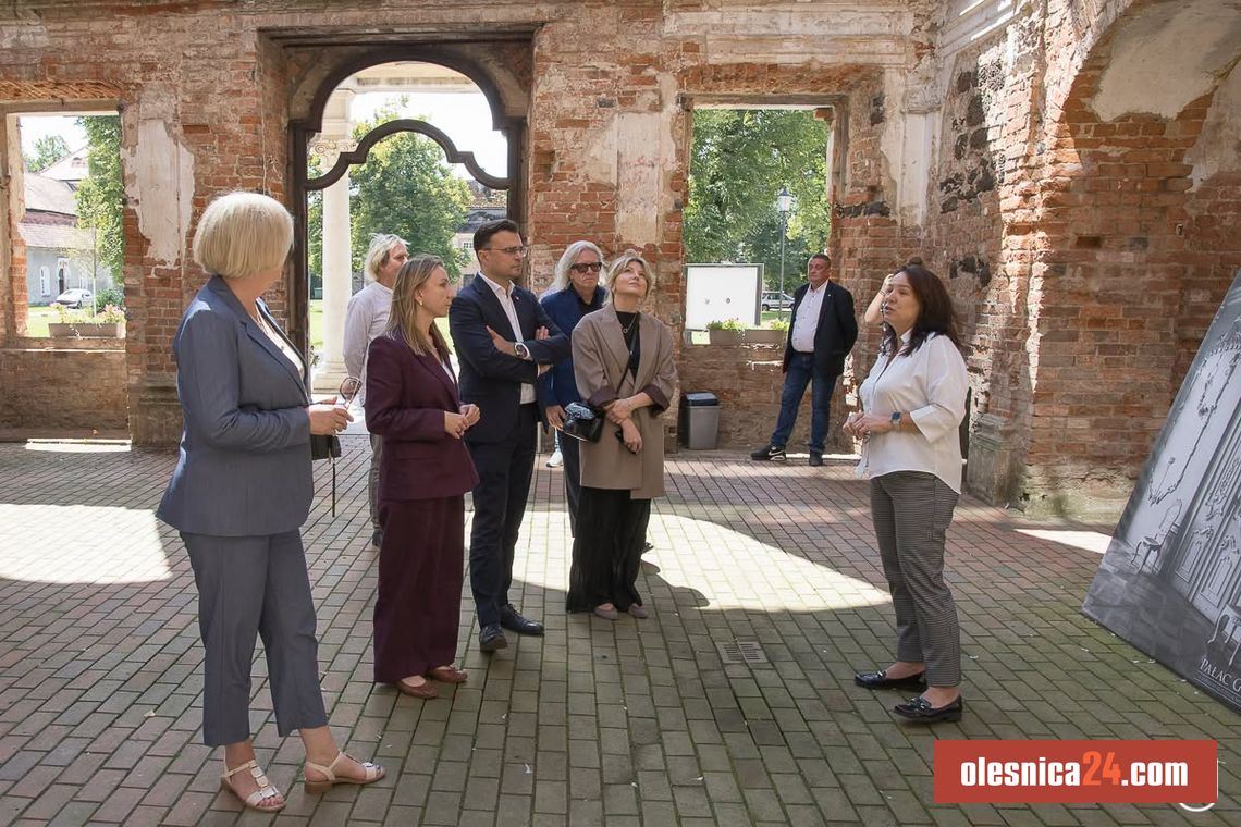 Wiceminister kultury odwiedził Goszcz. Rozmawiano o przyszłości zabytkowego pałacu