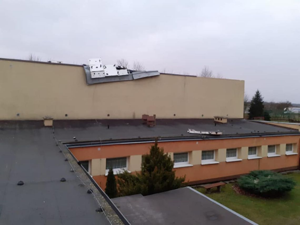 Wichura zniszczyła dach szkoły Wichura zniszczyła dach szkoły