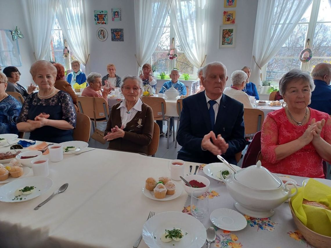 Wielkanocne śniadanie w Dziennym Domu Senior+ w Oleśnicy