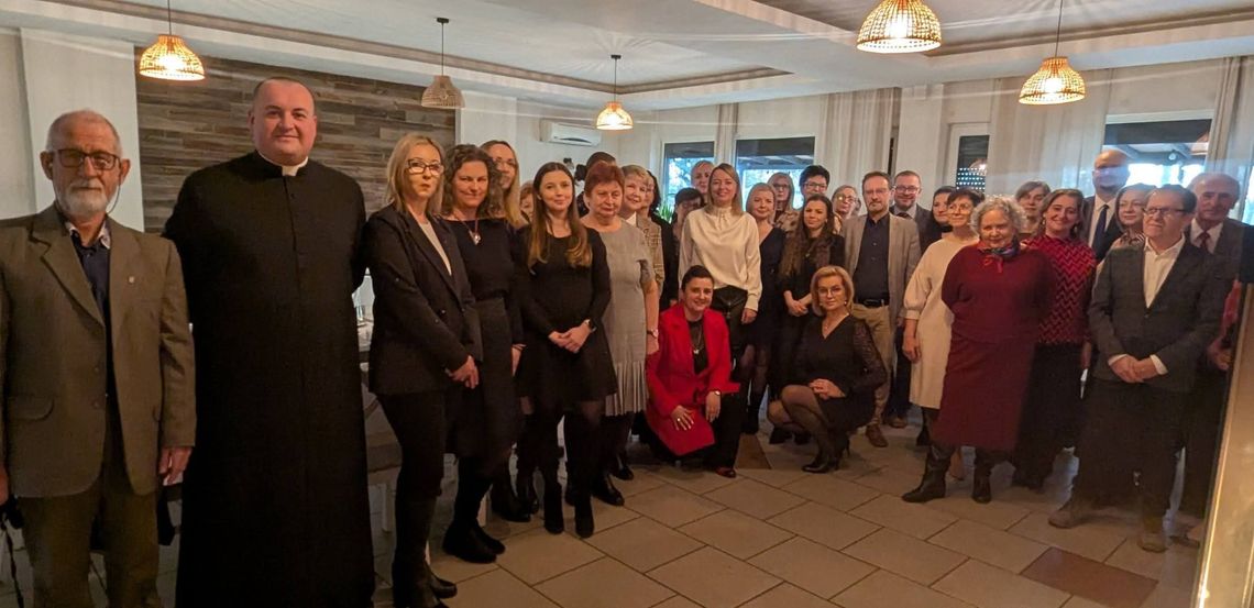 Wigilia pracowników Liceum Ogólnokształcącego w Sycowie pełna ciepła i wspomnień Wigilia pracowników Liceum Ogólnokształcącego w Sycowie pełna ciepła i wspomnień