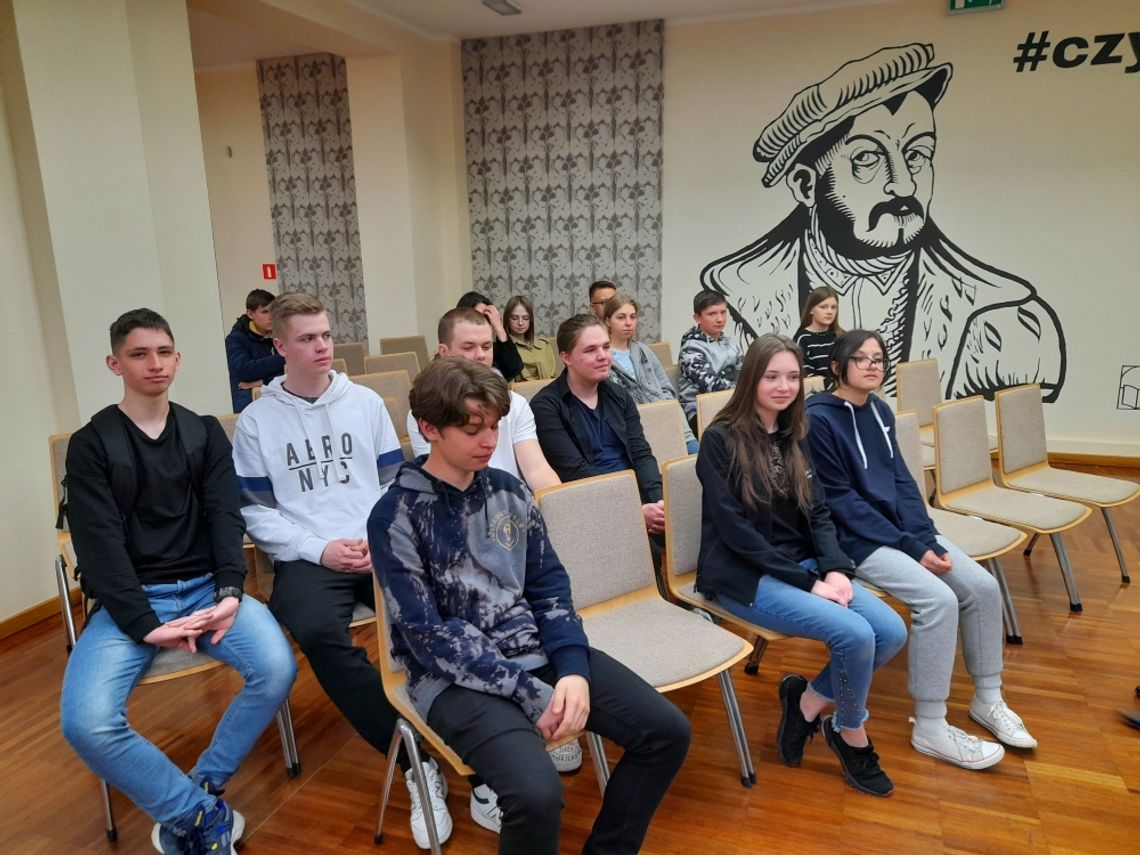 Wizyta w Bibliotece uczniów z Ukrainy 