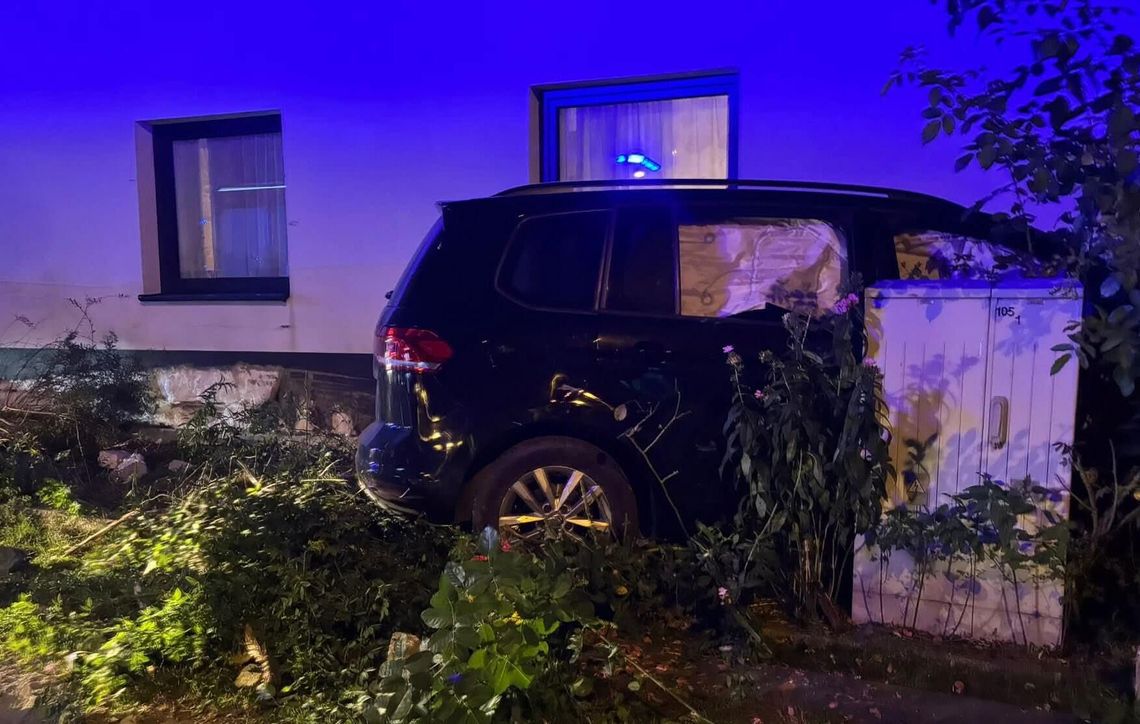 Wjechał autem w dom i uciekł
