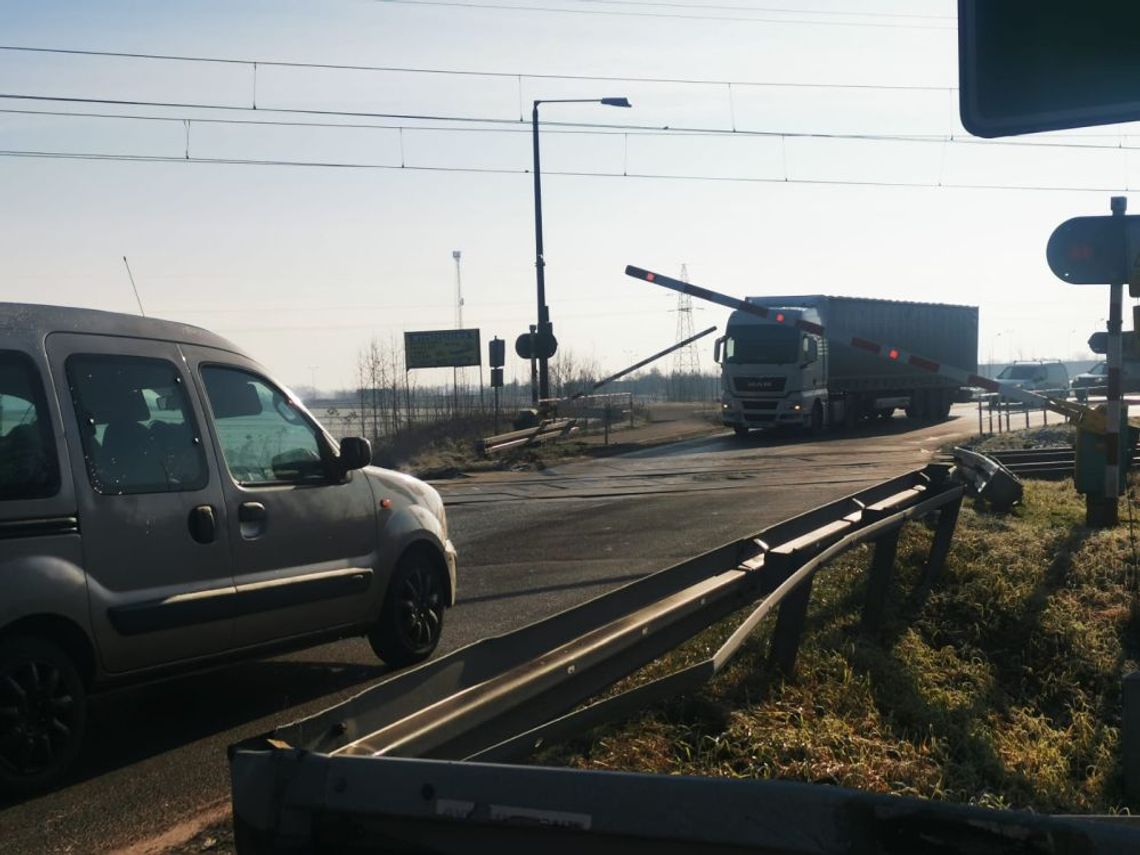 Wjechał na przejazd kolejowy na czerwonym świetle 