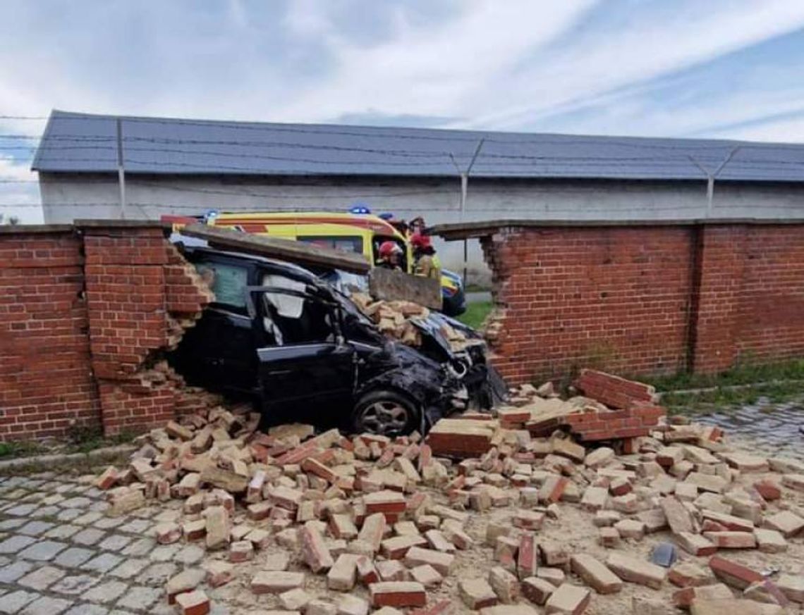 Wjechał w mur jednostki wojskowej w Oleśnicy 