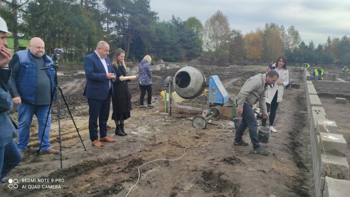 Wkopano akt erekcyjny pod nową siedzibę Urzędu Gminy