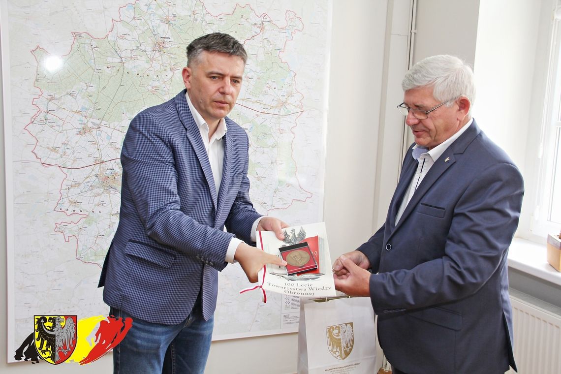 Władze powiatu gratulują żołnierskim organizacjom z Oleśnicy