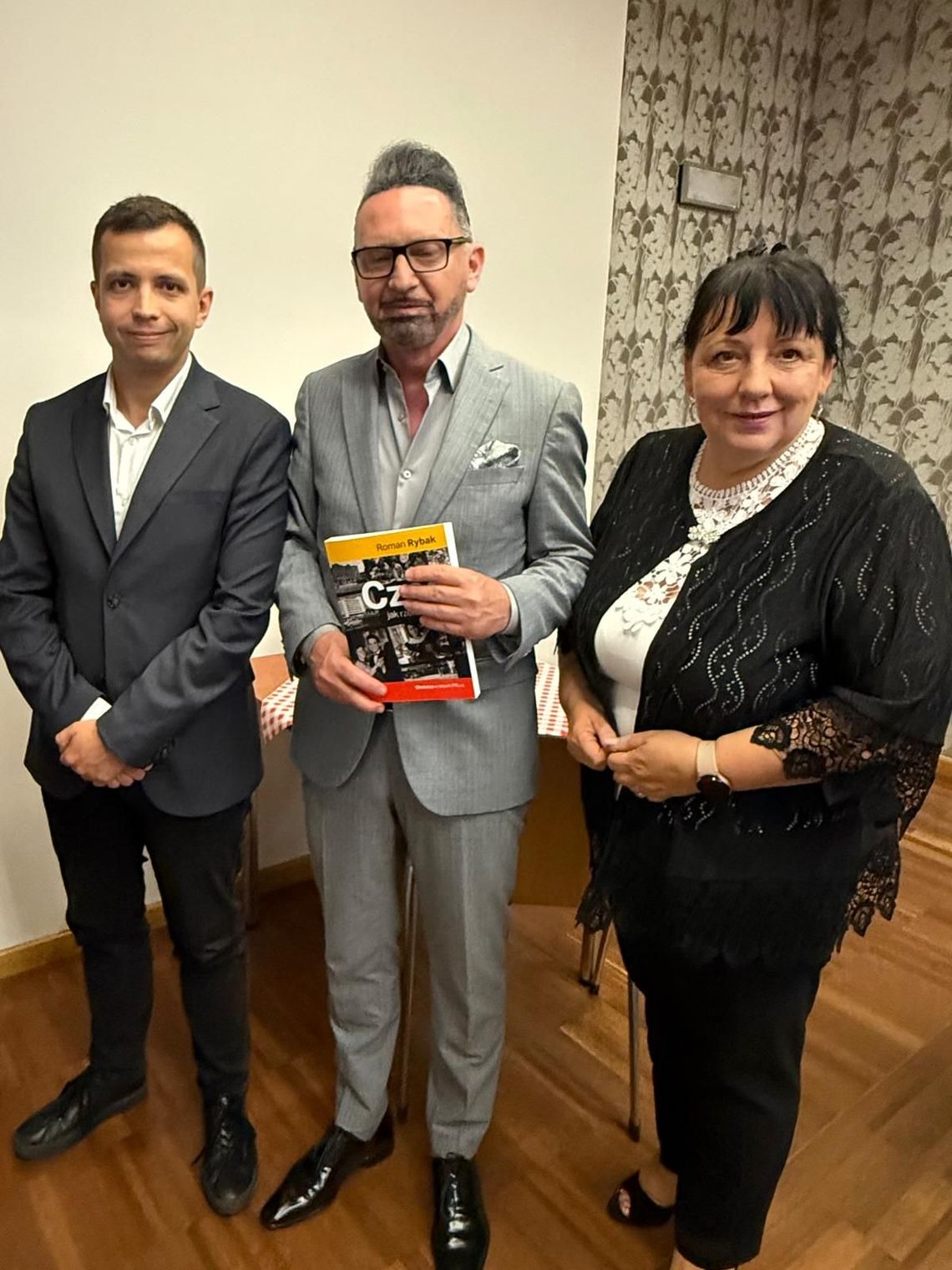 Władze powiatu na promocji książki o Oleśnicy w latach PRL-u