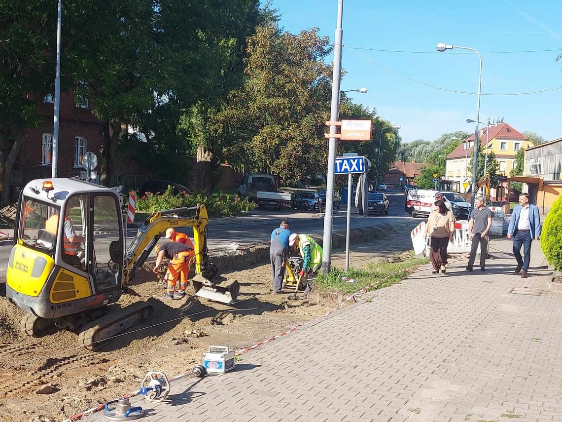 Władze powiatu oleśnickiego na budowie Rzemieślniczej