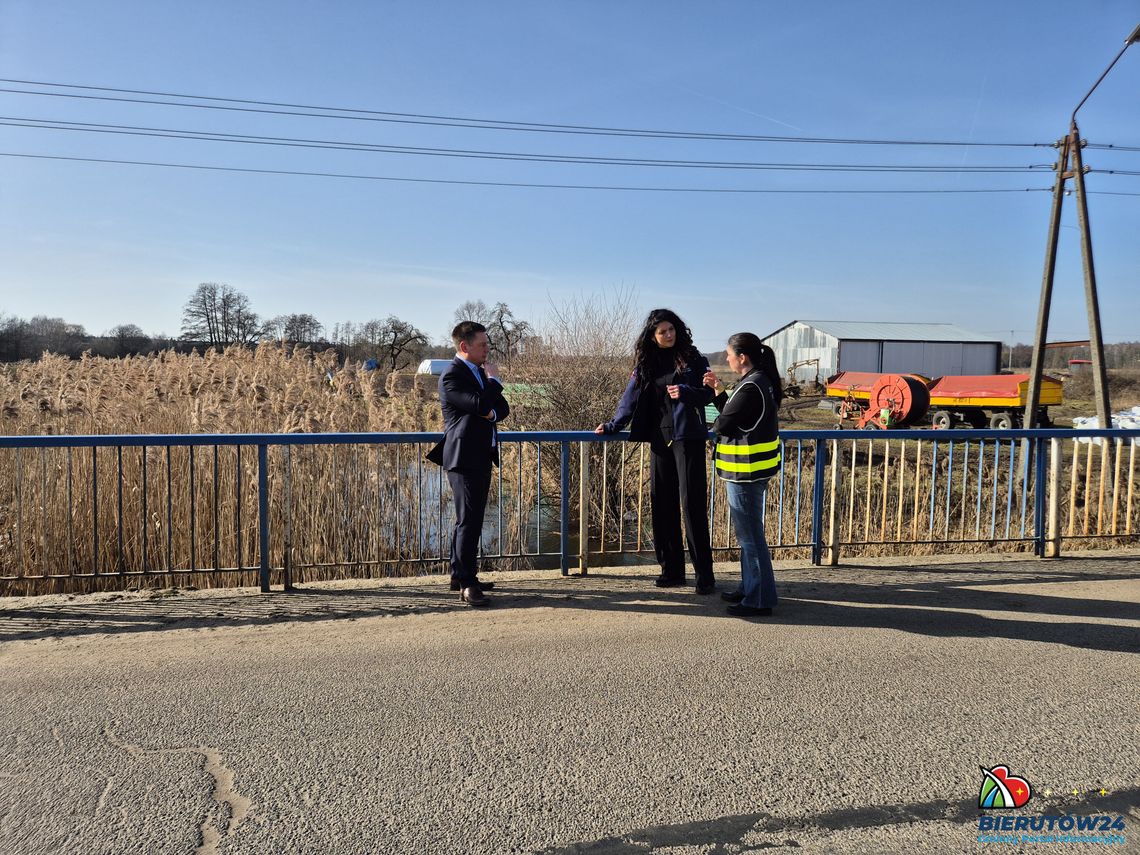 Wojewoda dolnośląska Anna Żabska osobiście sprawdziła sytuację na wodowskazie w Zbytowej Wojewoda dolnośląska Anna Żabska osobiście sprawdziła sytuację na wodowskazie w Zbytowej