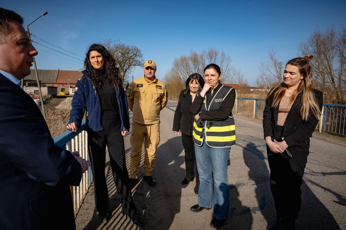 Wojewoda dolnośląska Anna Żabska osobiście sprawdziła sytuację na wodowskazie w Zbytowej