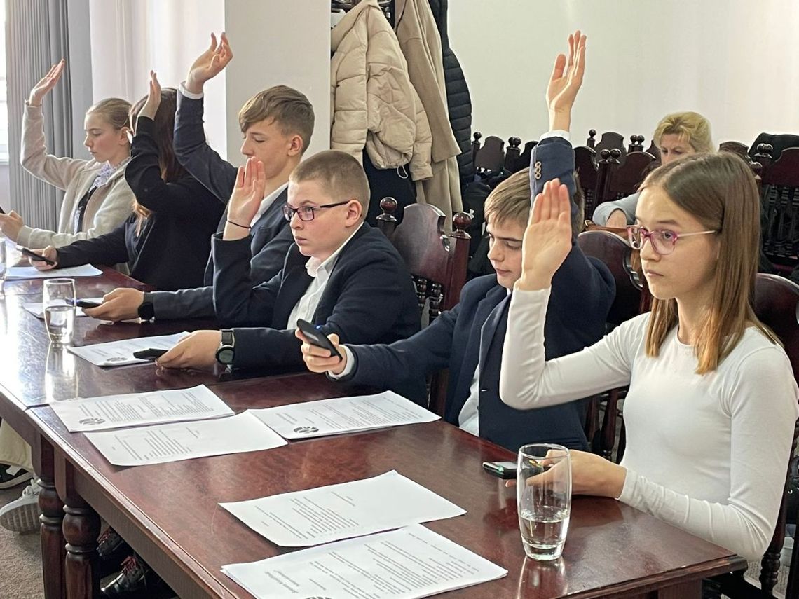 Wójt i radni Młodzieżowej Rady Gminy Oleśnica rozmawiali o pomniku Pileckiego