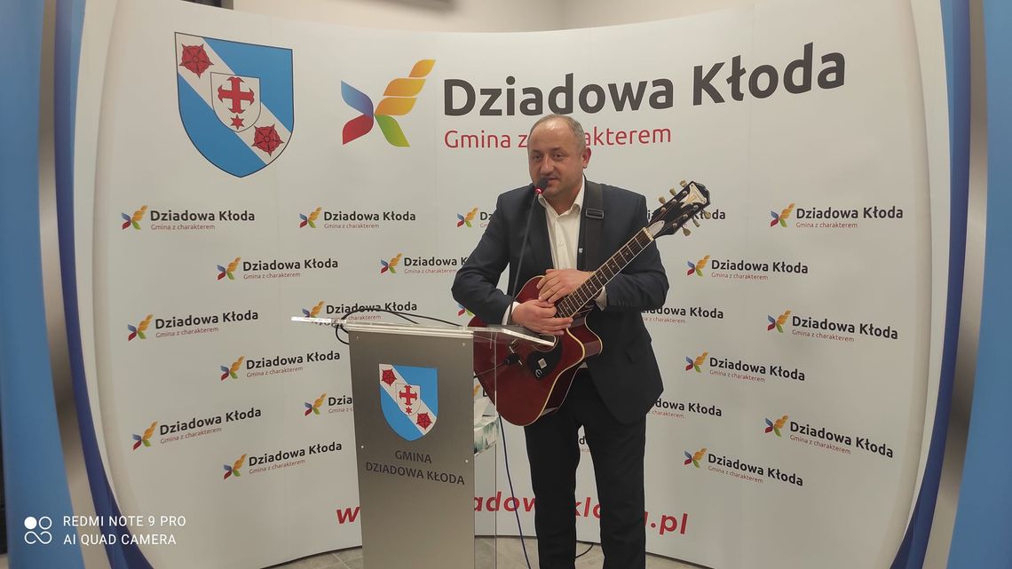 Wójt z gitarą na spotkaniu z seniorami