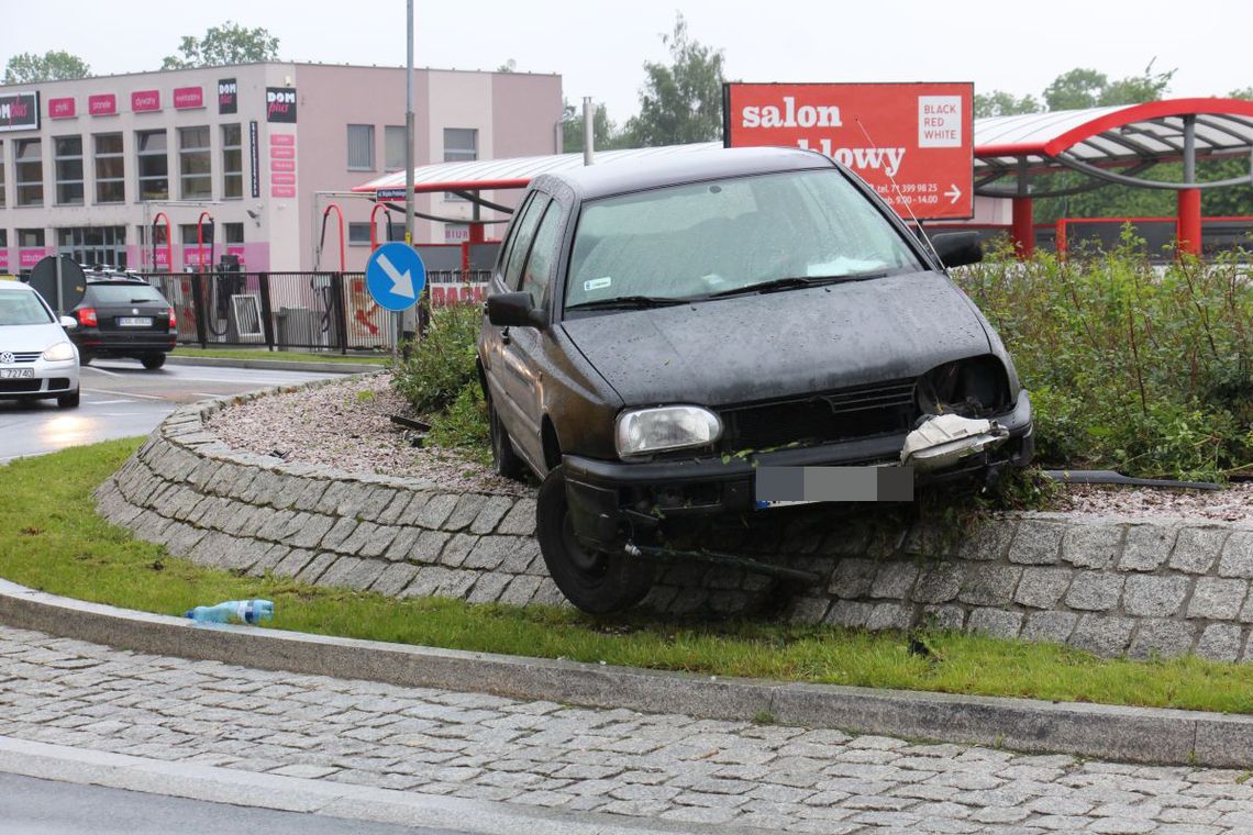 Wpadł w poślizg i wylądował na różanej rabacie ronda 