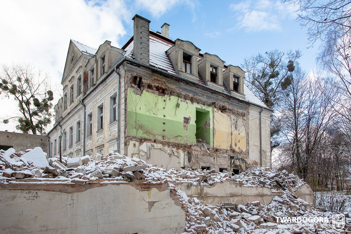 Wyburzyli dobudówki pałacu