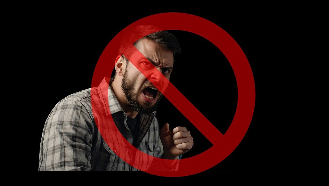 „Wyj... te drzwi i wszystkich was spalę!” Agresywny sąsiad terroryzuje osiedle