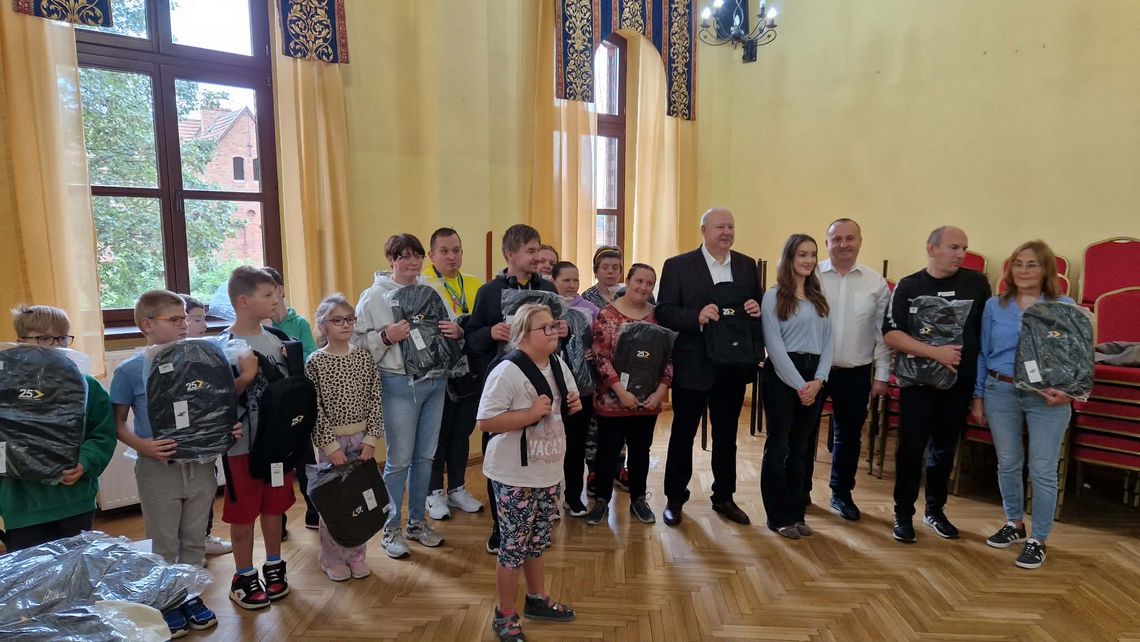 Wyjątkowy gest przed nowym rokiem szkolnym. Dzieci z Dobroszyc otrzymały „Plecaki pełne dobra”! Wyjątkowy gest przed nowym rokiem szkolnym. Dzieci z Dobroszyc otrzymały „Plecaki pełne dobra”!