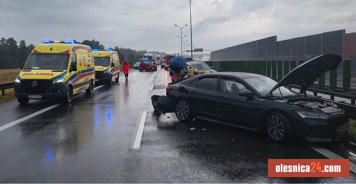 Wypadek na S8 pod Oleśnicą! Zderzyły się trzy auta, cztery osoby poszkodowane Wypadek na S8 pod Oleśnicą! Zderzyły się trzy auta, cztery osoby poszkodowane