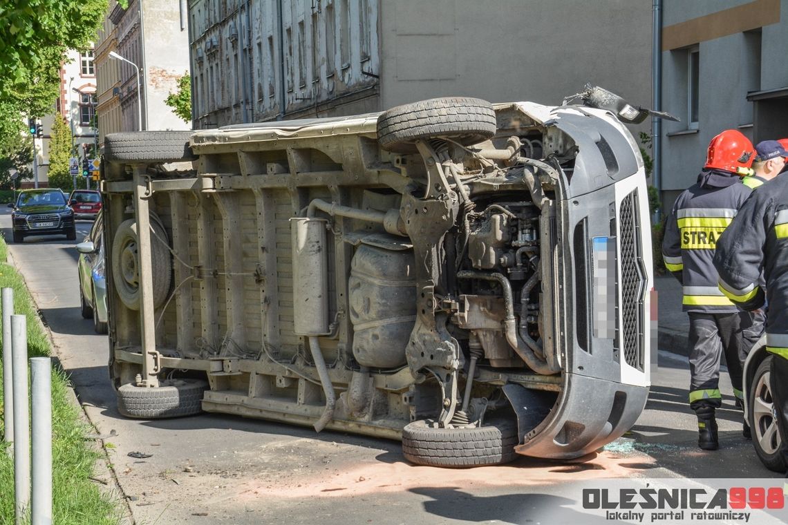Wywrotka busa na Wałach Jagiellońskich w Oleśnicy