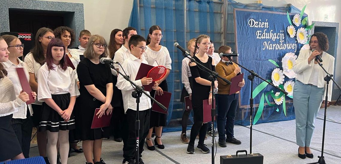 Wzruszający występ w Oleśnicy. Uczniowie podziękowali nauczycielom Wzruszający występ w Oleśnicy. Uczniowie podziękowali nauczycielom