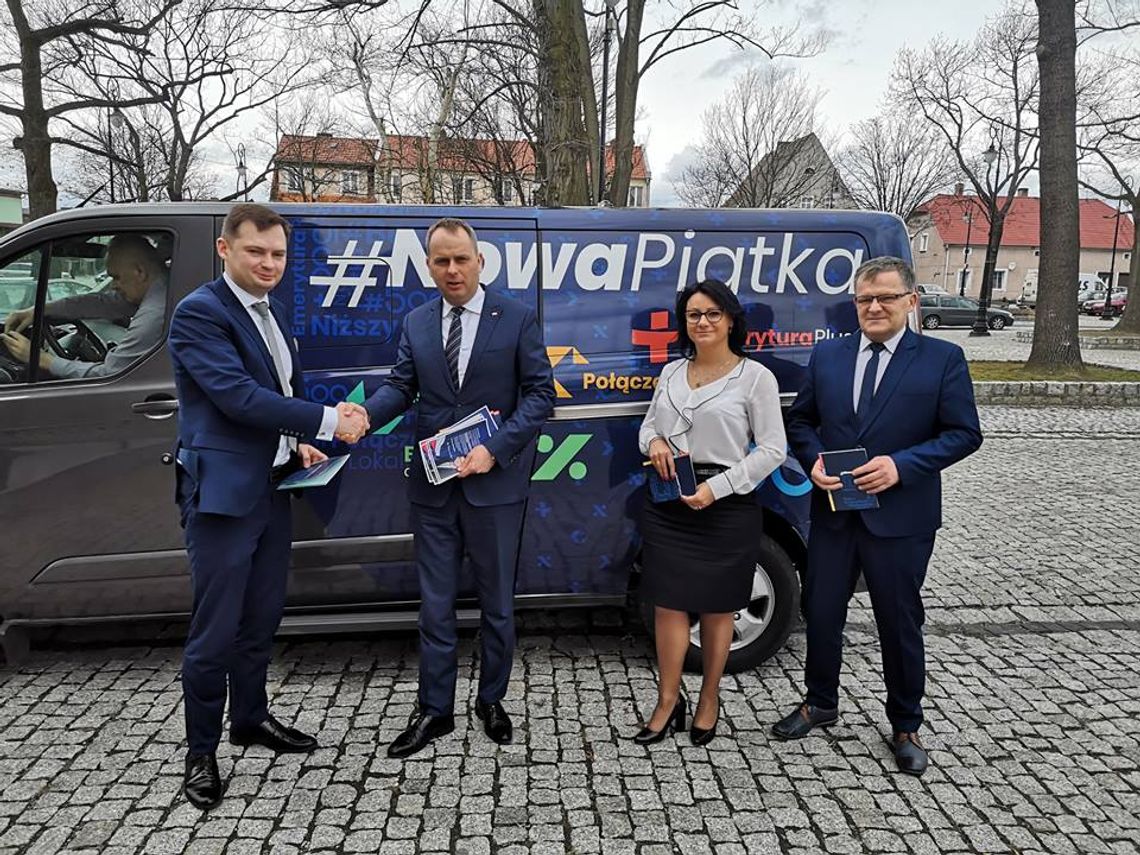 Zajechał bus z "Nową Piątką PiS"