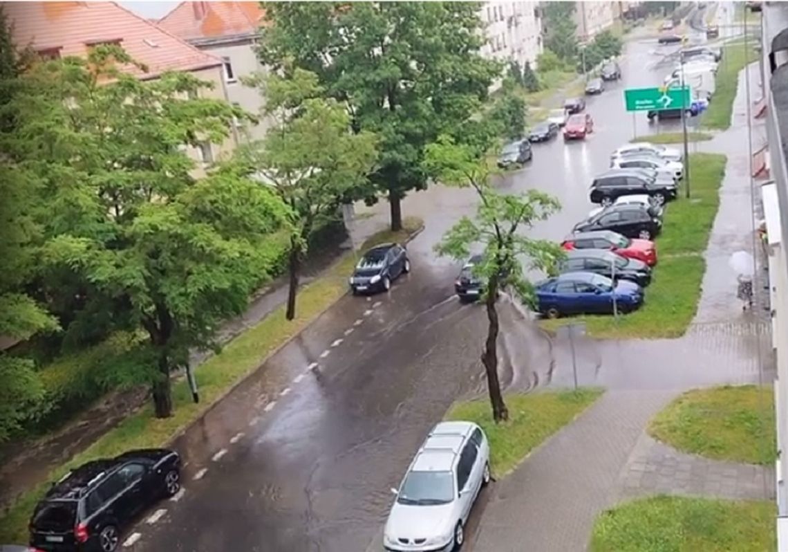 Zalana ulica Krzywoustego w Oleśnicy 