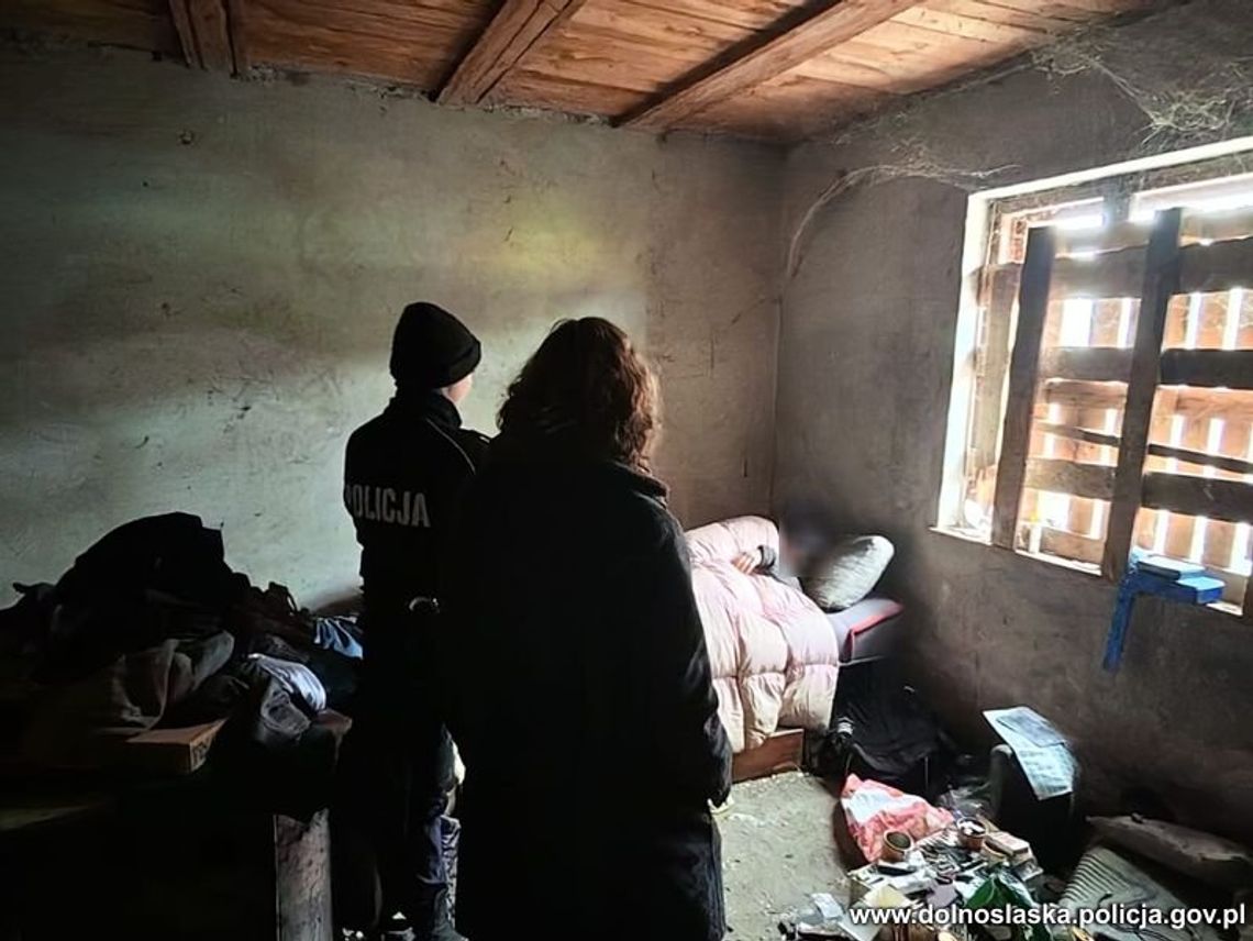 Zamarzał na śmierć w opuszczonej ruderze – policjant uratował mu życie, a on i tak powiedział… NIE!