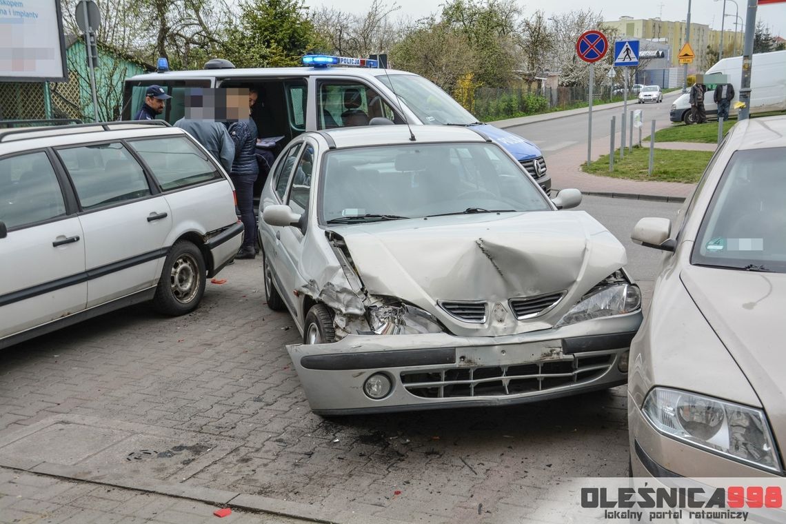 Zasłabł za kierownicą i uderzył w zaparkowane auta