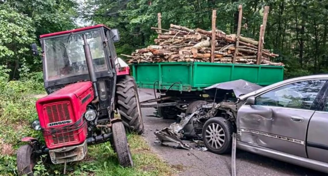 Zderzenie auta z ciągnikiem. Jedna osoba jest ranna