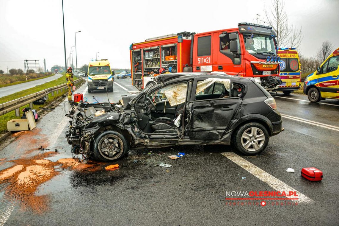 Zderzenie Flixbusa i opla pod Smardzowem. Kierująca walczy o życie Zderzenie Flixbusa i opla pod Smardzowem. Kierująca walczy o życie