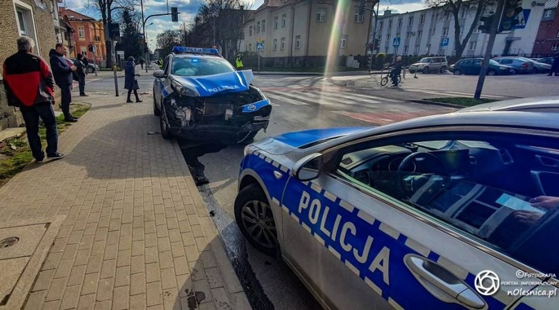 Zderzenie radiowozu z dostawczym volkswagenem