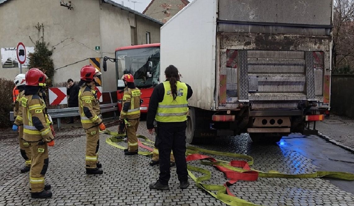 Zderzenie samochodu ciężarowego z autobusem komunikacji publicznej Zderzenie samochodu ciężarowego z autobusem komunikacji publicznej
