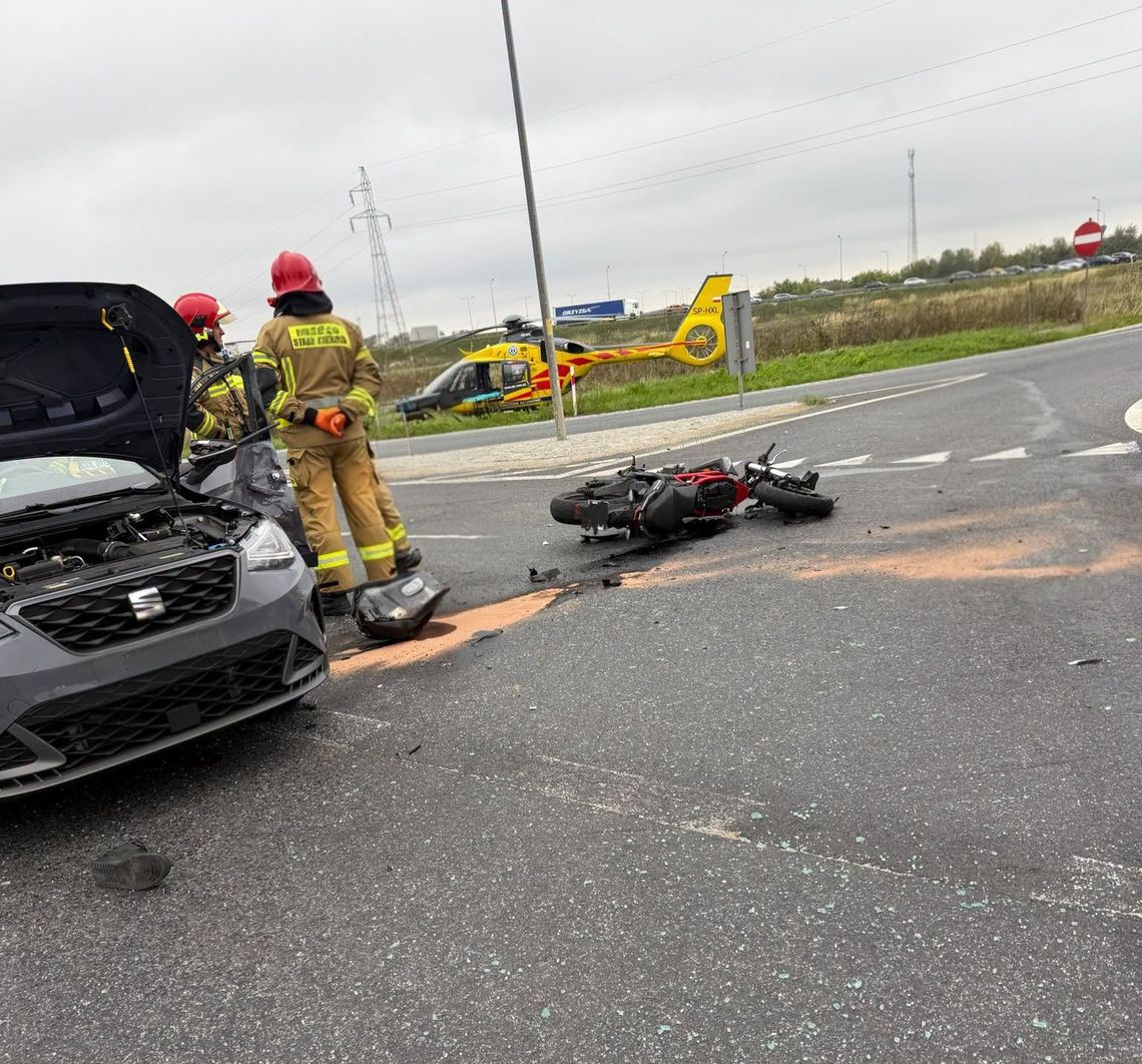 Zderzenie samochodu osobowego z motocyklem w Oleśnicy. Motocyklista trafił do szpitala Zderzenie samochodu osobowego z motocyklem w Oleśnicy. Motocyklista trafił do szpitala
