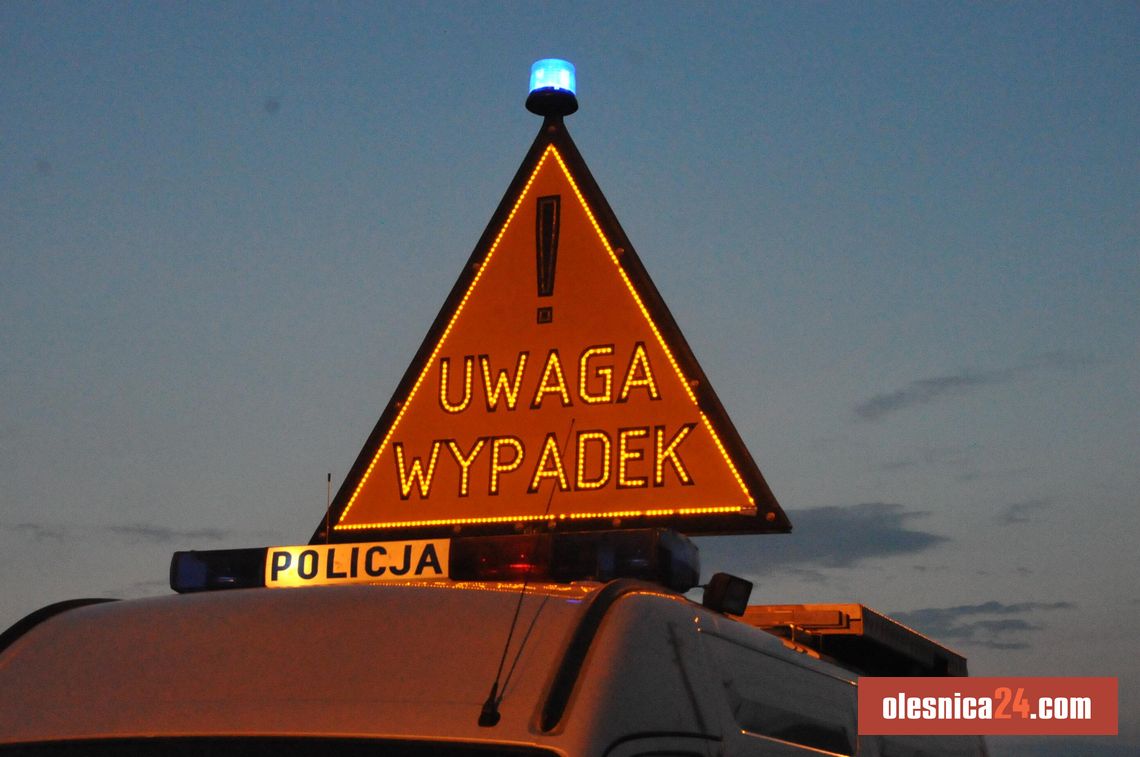 Zderzenie samochodu z motocyklem na skrzyżowaniu w Oleśnicy. Motocyklista z obrażeniami Zderzenie samochodu z motocyklem na skrzyżowaniu w Oleśnicy. Motocyklista z obrażeniami