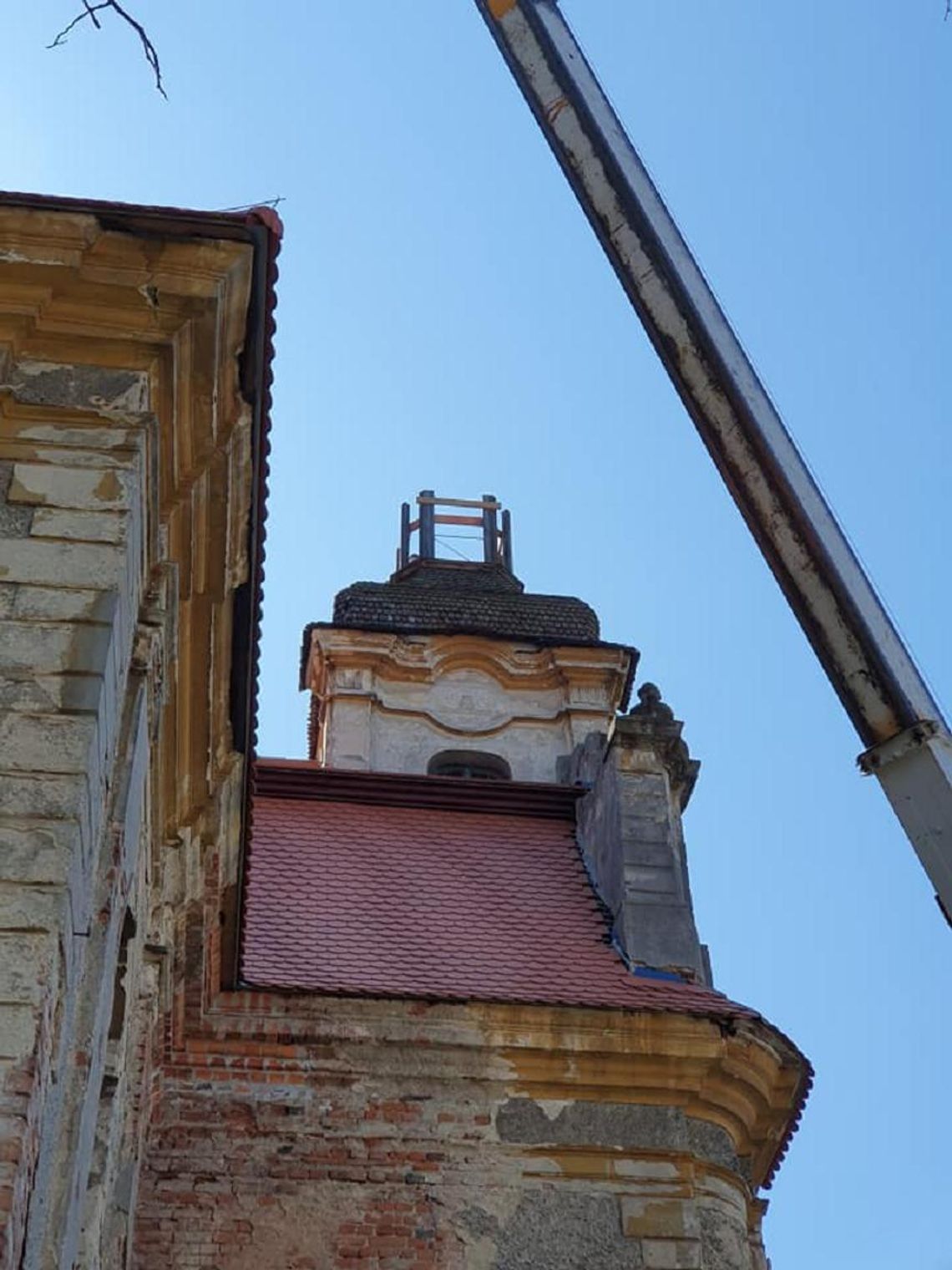 Zdjęli z wieży hełm