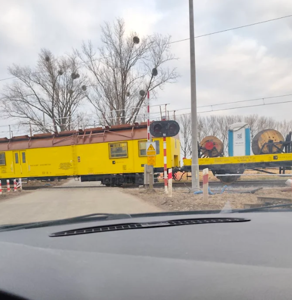 Zgłoszenie mieszkańca: przejazd w Gręboszycach bez rogatek i świateł podczas remontu torów