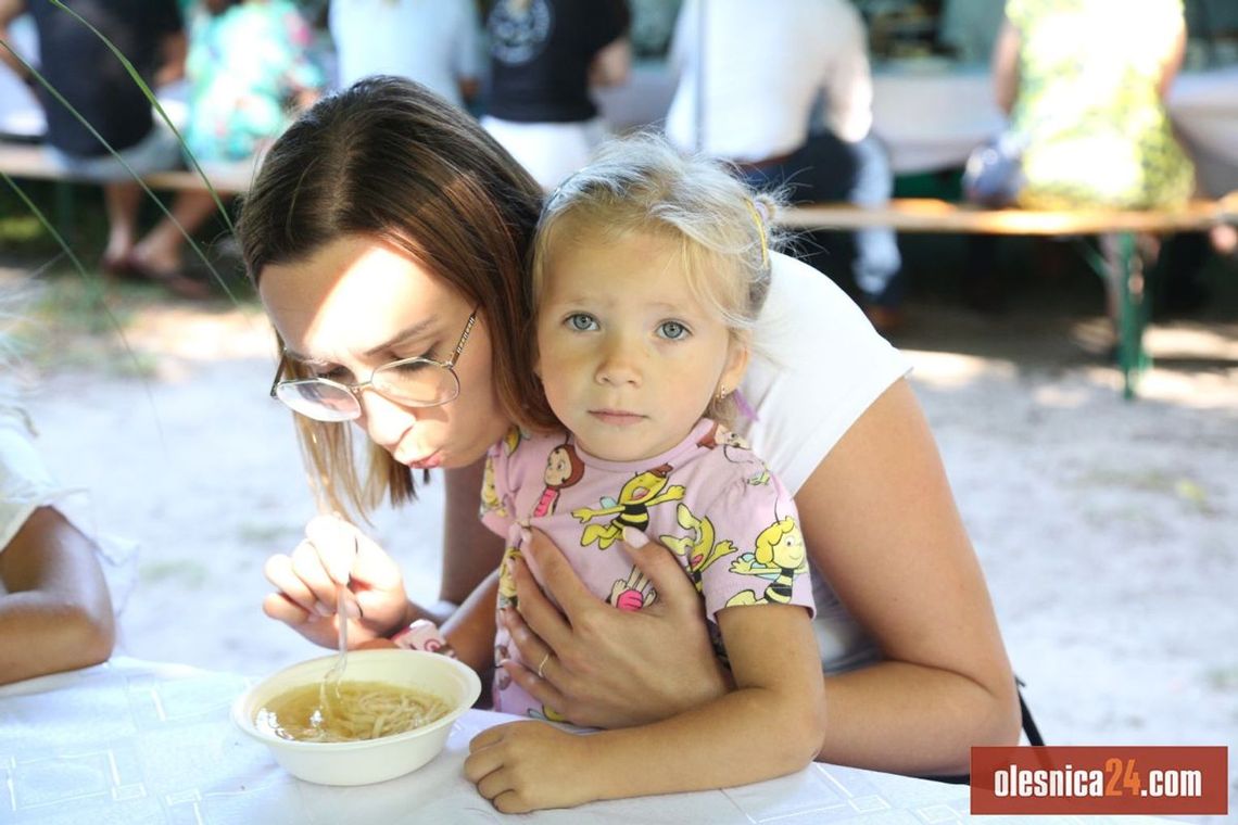 Zjedli rosół w pałacowym parku