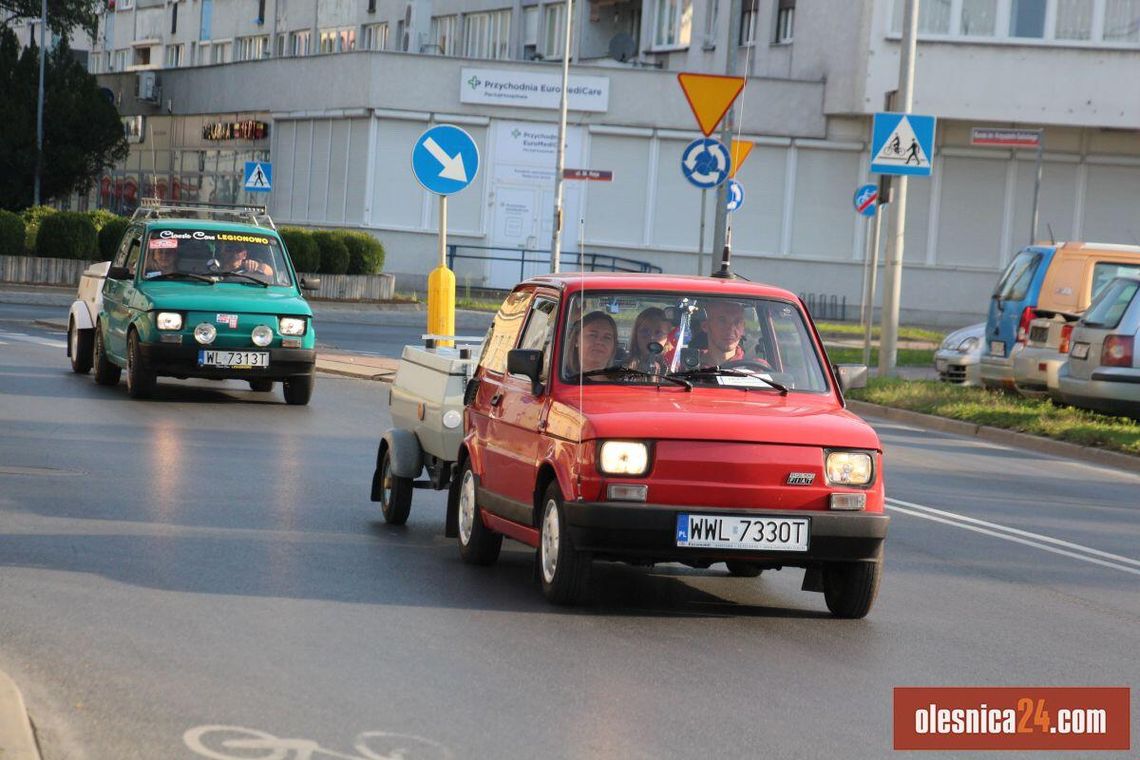 Zlot fiatów 126 - kawalkada przejechała przez Oleśnicę