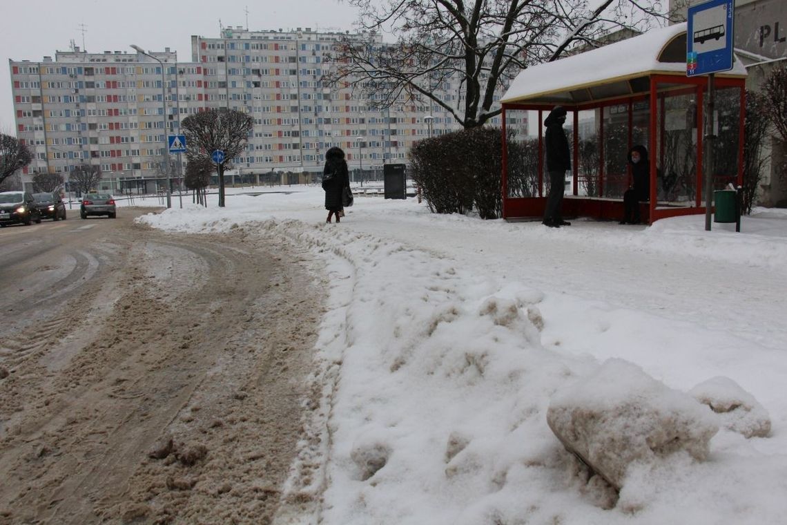Zmrożone zaspy niebezpieczne dla pasażerów miejskiej komunikacji w Oleśnicy