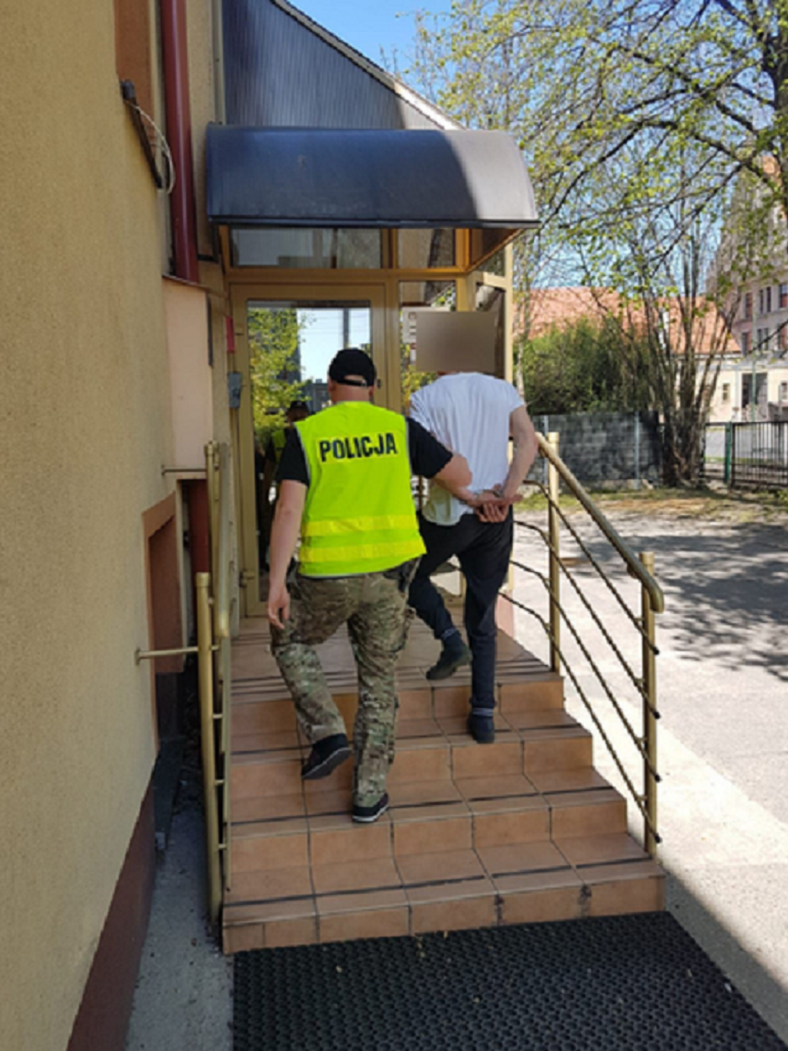 Zniszczone ogrodzenie, uszkodzone auto, groźby karalne – tak eskalował konflikt sąsiedzki