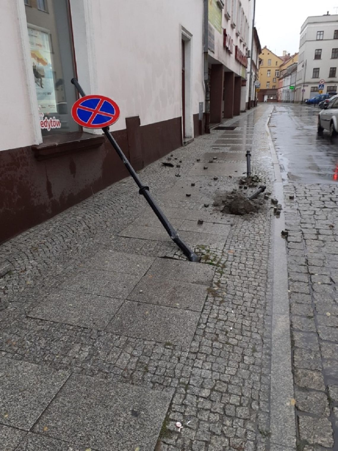 Zniszczony słupek i słup przy wyjeździe z Rynku w Oleśnicy Zniszczony słupek i słup przy wyjeździe z Rynku w Oleśnicy