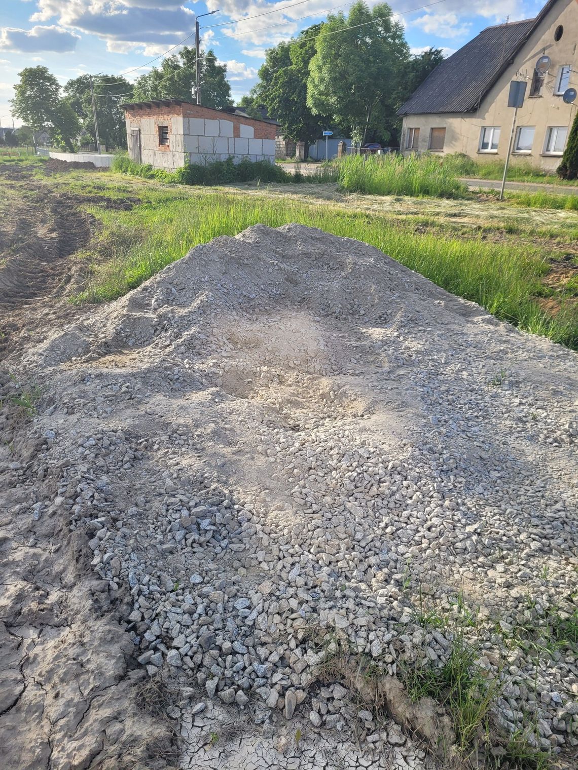 Zuchwała kradzież! Z boiska zniknął... tłuczeń. Mieszkańcy dają złodziejom ostatnią szansę