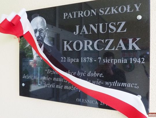 Odsłonięcie pamiątkowej tablicy w SP6 w Oleśnicy