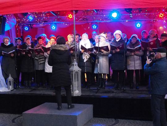 Seniorzy zaśpiewali na Jarmarku Bożonarodzeniowym w Oleśnicy