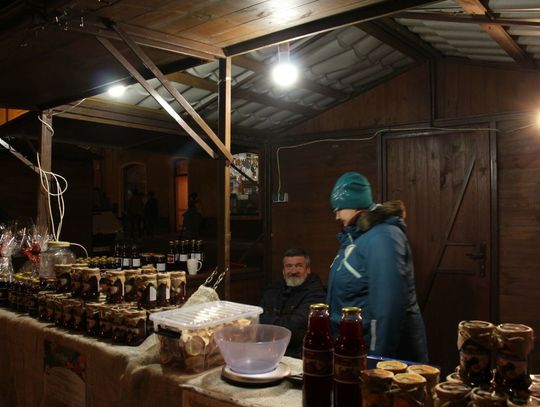 Choinka w Rynku w Oleśnicy rozświetlona, jarmark rozpoczęty